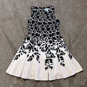 Maggie London beautiful flare floral dress 🪷